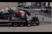 Kierowca wózka widłowego sam pakuje się na lawetę