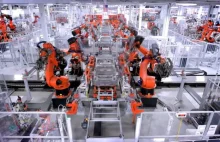 Roboty w fabryce Elona Muska składają nowy model Tesli
