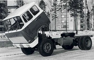 Kto wprowadził pierwszy seryjną, odchylaną kabinę w ciężarówce?