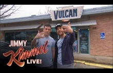 Jimmy Kimmel i Matthew McConaughey kręcą reklamę małej wypożyczalni filmów wideo