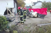 Rozpędzone BMW rozbiło się na garażu. Dwóch młodych mężczyzn zginęło.