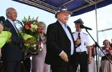 Kaczyński w hełmie strażackim: ''Mamy 500 zł od krowy i 100 na świnie"