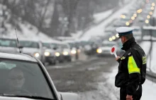 Policja zatrzymała samochód, którego kierowca płakał. Na tylnym siedzeniu...