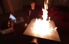 DJ bawi się ogniem