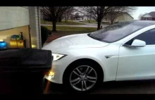 Wjeżdżająca samodzielnie do garażu Tesla