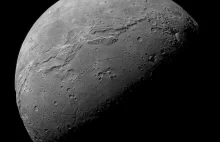 Kratery uderzeniowe na Plutonie i Charonie wskazują na deficyt małych obiektów..