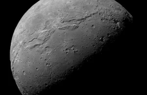Kratery uderzeniowe na Plutonie i Charonie wskazują na deficyt małych obiektów..