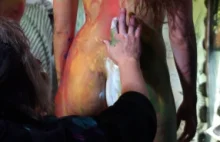 Niecodzienny pokaz - malował po nagich kobiecych ciałach
