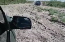 Meksykańska armia ostrzeliwuje auto bandytów.