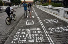 Ścieżka dla rowerów, chodnik dla użytkowników smartfonów...