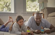 Ojciec bawiący się lalką z córką w nowej kampanii Barbie