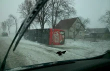 Wiatr przewrócił autobus PolskiBus. 10 osób zostało rannych.