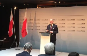 Macierewicz na światowym kongresie mówi o agresji Rosji.