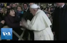Papież Franciszek stracił cierpliwość i uderzył kobietę w dłoń