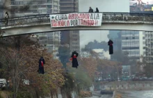 Manekiny w sutannach zawisły na moście w stolicy Chile.
