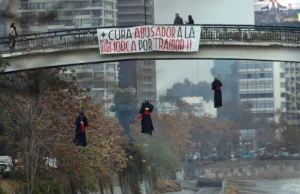 Manekiny w sutannach zawisły na moście w stolicy Chile.