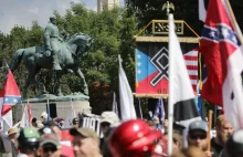 USA - Protestujący obalają pomnik konfederata w Durnham (Północna Karolina)