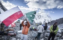 Andrzej Bargiel w drodze na K2. Himalaiści zamieścili biało-czerwoną flagę...