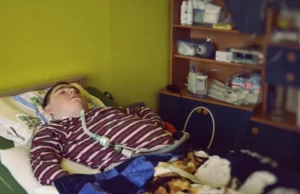 Maksymilian z Częstochowy jest chory na postępujący zanik mięśni. Możesz pomóc.