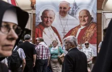 Czy Franciszek pozbawi Jana Pawła II świętości? Nadchodzi „dewojtylizacja”