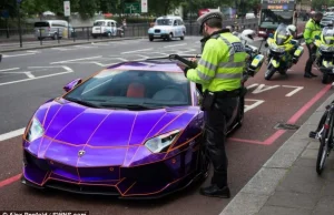 Neonowy Aventador ląduje na lawecie