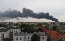 Pożar w fabryce w Łodzi. W powietrzu unosi się trujący dym