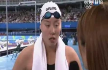 Chińska pływaczka dowiaduje się podczas wywiadu, że zdobyła medal.