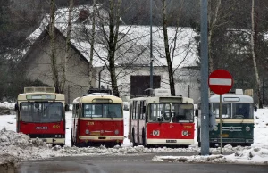 Wyremontowane za setki tysięcy zabytkowe trolejbusy zimują pod chmurką.