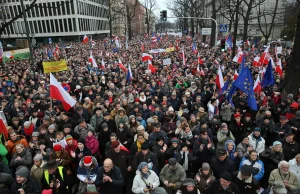 Poicja: Na warszawskiej manifestacji KOD 17-20 tys. osób