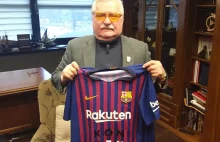 Lech Wałęsa z napisem Konstytucja na koszulce Barcelony