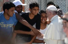 Papież zabrał z Lesbos do Rzymu 12 uchodźców
