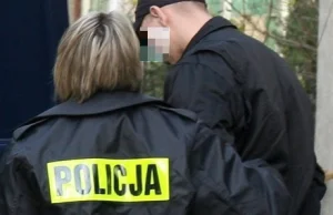 Zatrzymany przestępca uciekł policjantkom, więc skłamały że je pobił.