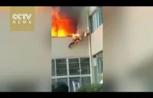 Osaczony przez ogień strażak skacze z okna