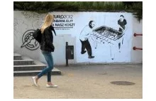 Tusk z Kaczyńskim na muralu przy Arkadii. Pucek: Zamalować!