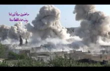 Rosyjskie bomby na spadochronach spadają na cele rebeliantów w Al-Latamnah