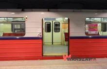 Wyciągnęli z wagonu i pobili chłopaka w metrze ponieważ... nosił trampki!