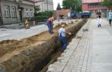 Wczoraj zapłacili, odebrali, dziś zrywają nową nawierzchnię.