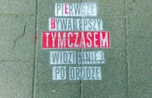 EB TYMCZASEM - nielegalne reklamy piwa szpecą chodniki.