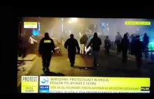 Demonstranci KOD atakują samochody polityków PiS