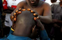 W Afryce włos ci z głowy nie spadnie? Ale jak spadnie - wypatroszą! (FOTO)