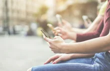 Zakaz korzystania ze smartfonów do 21 roku życia? "To poprawi bezpieczeństwo"