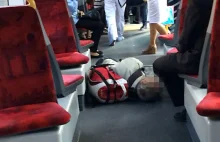 Człowiek leży na podłodze tramwaju. "Każdy przechodził obojętnie"