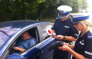Leszek Kuzaj w mundurze policjanta łapał radarem