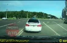 Motocyklista wjeżdża w samochód na skrzyżowaniu