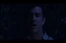 Scena z filmu Znaki z 2002 Melem Gibsonem