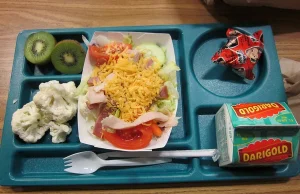 Fotoblog: 9 latka codziennie fotografuje obiad w szkole