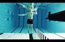 Eksperyment z bronią zanurzoną pod wodą i oddanie strzału w kierunku człowieka