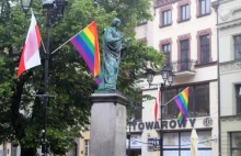 Flagi LGBT obok flagi Polski w Toruniu. Miasto się tłumaczy