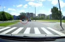"Dynamiczny" kierowca omija samochód przepuszczający pieszych na przejściu.