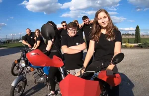 Młodzież szkolna odrestaurowuje w szkole motocykle. To się nazywa pasja!